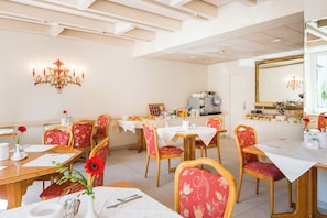 Tägliches Frühstücksbuffet (15 EUR pro Person)
