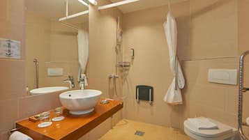 Comfort tweepersoonskamer | Badkamer | Een douche, gratis toiletartikelen, een haardroger, handdoeken