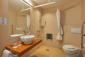 Comfort Double Room | Bathroom | Shower, free toiletries, hair dryer, towels - Hotel Bodensee Bregenz (Bregenz)