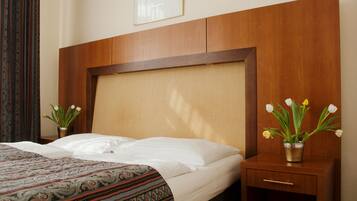 Doppel- oder Zweibettzimmer | Zimmersafe, Schreibtisch, Verdunkelungsvorhänge, schallisolierte Zimmer