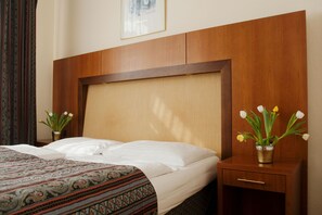 Habitación con 1 cama doble o 2 individuales | 1 dormitorio, caja fuerte, escritorio y cortinas opacas
