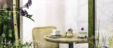 Desayuno buffet diario (EUR 18 por persona)