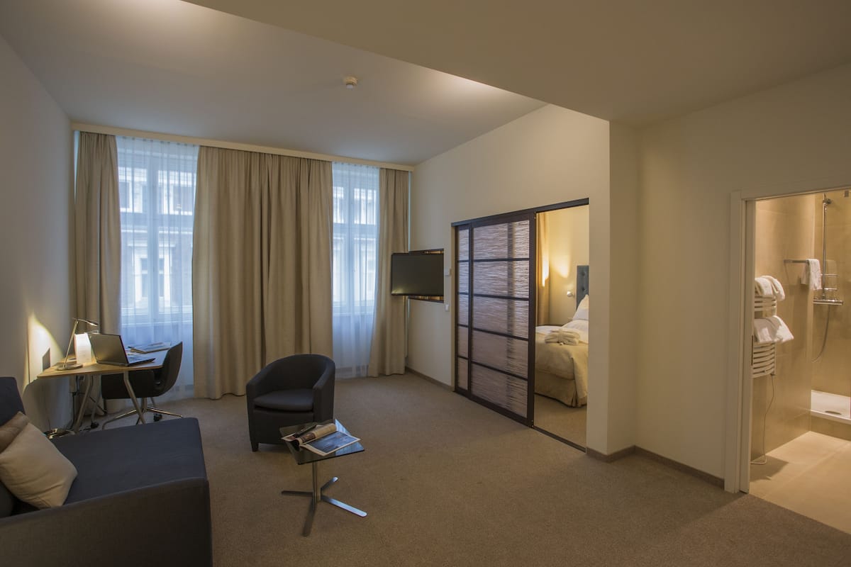 Deluxe Süit, 1 Büyük (Queen) Boy Yatak | 1 yatak odası, kaliteli yatak takımı, minibar, odada kasa 