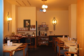Petit déjeuner buffet (10 EUR par personne)