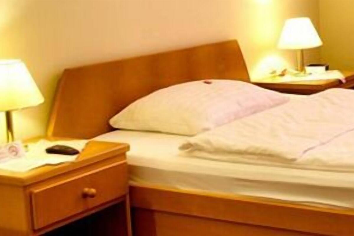 Frigobar, cofres nos quartos, escrivaninha