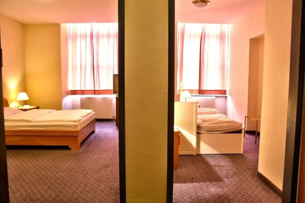 Suíte júnior, 2 quartos | Frigobar, cofres nos quartos, escrivaninha