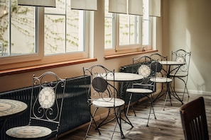 Bữa sáng buffet hàng ngày (14 EUR/mỗi người)