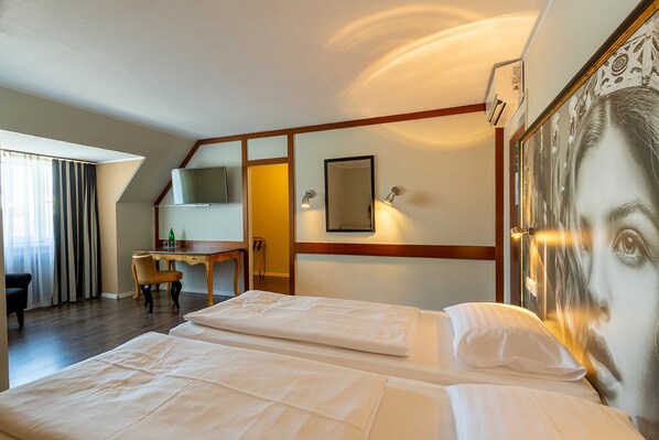 Superior Double Room | 1 bedroom, hypo-allergenic bedding, in-room safe, desk
