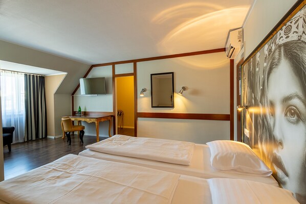 Superior Double Room | 1 bedroom, hypo-allergenic bedding, in-room safe, desk