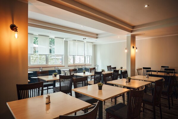Café da manhã com buffet todos os dias (EUR 14 por pessoa) 