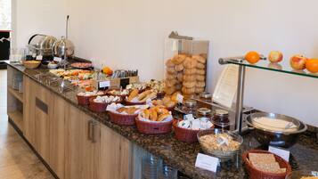 Tägliches Frühstücksbuffet gegen Gebühr