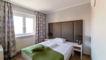 Enkeltrom | Senger med Select Comfort-madrass, minibar og safe på rommet