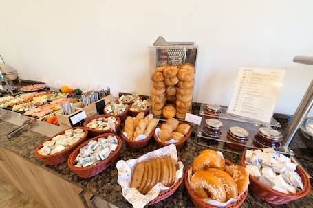 Se ofrece un desayuno bufé (15.5 EUR por persona). Arion Hotel Vienna Airport