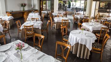 Bao gồm bữa sáng đầy đủ hàng ngày