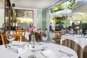 Breakfast, lunch, dinner served; garden views - Hotel Bonaparte Boutique (Santiago)