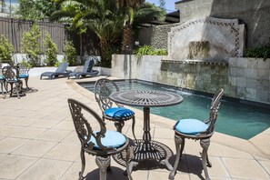 Piscine extérieure en saison, chaises longues