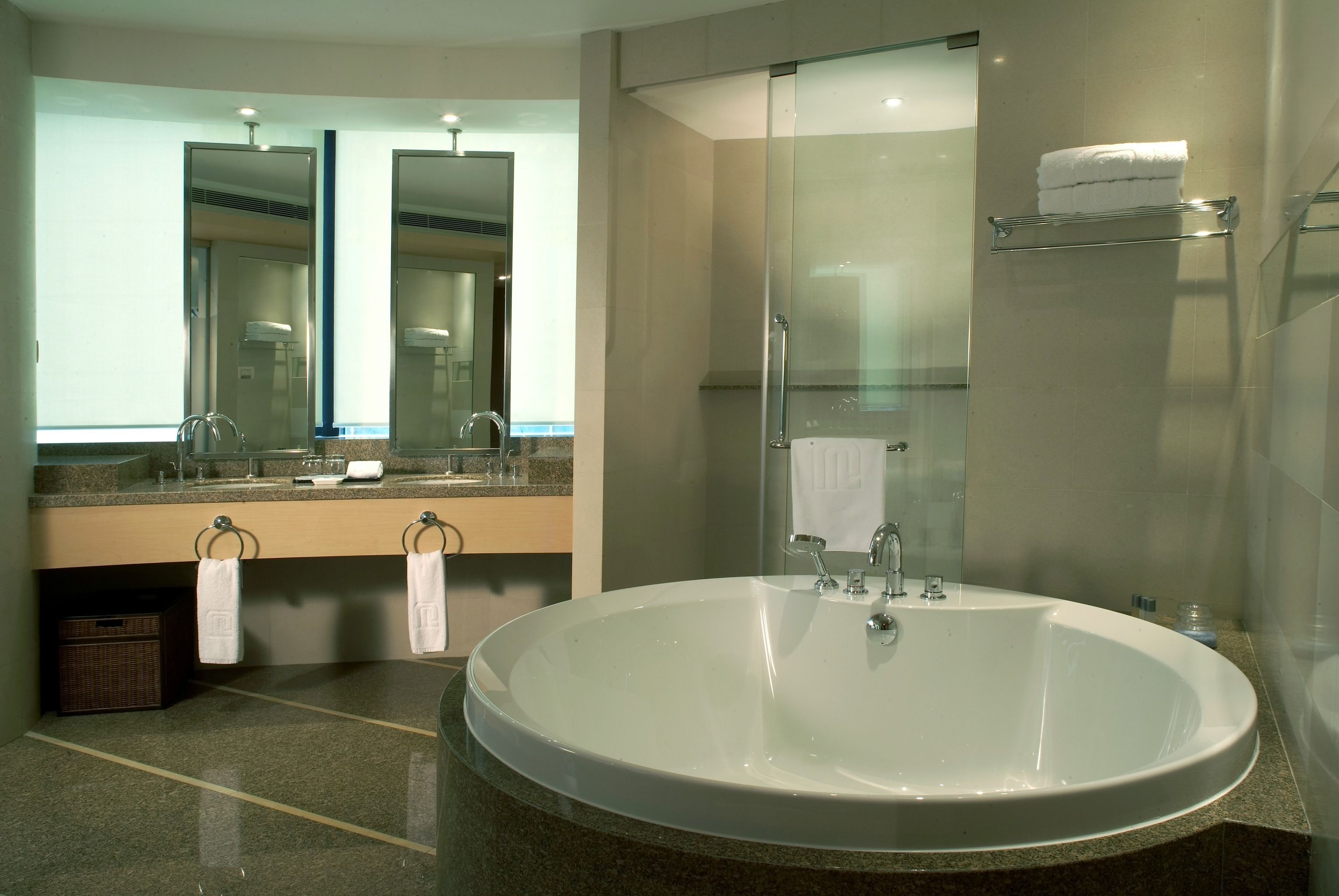 executive deluxe room | bathroom | combined shower/bathtub, deep-soaking bathtub, free toiletries