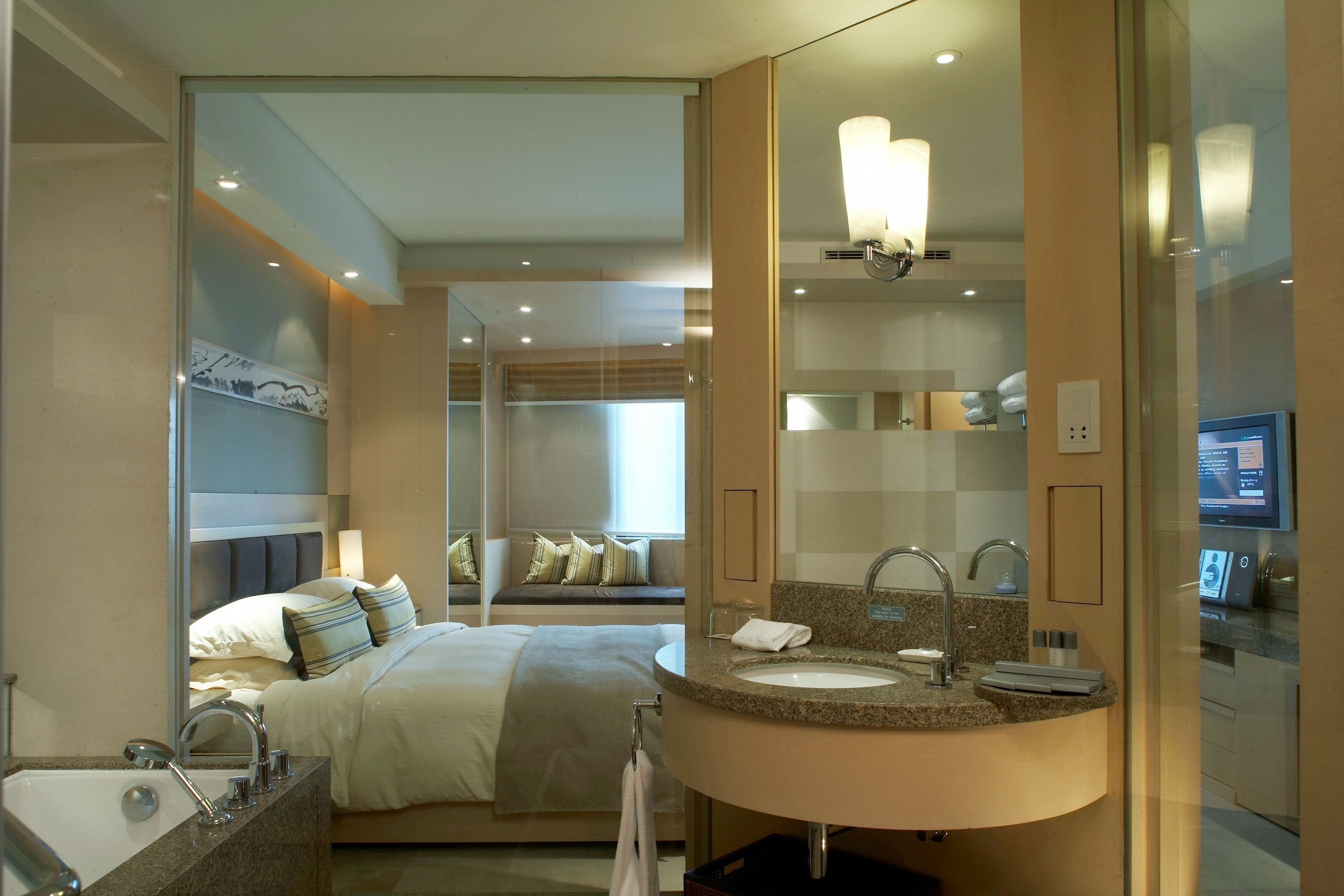 executive deluxe room | bathroom | combined shower/bathtub, deep-soaking bathtub, free toiletries