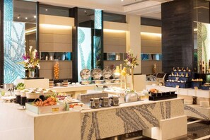 4 restaurantes; se sirve desayuno, almuerzo y cena; cocina china