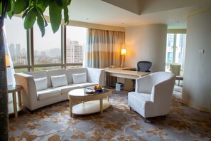 Executive Deluxe Suite | 1 bedroom, minibar, in-room safe, desk