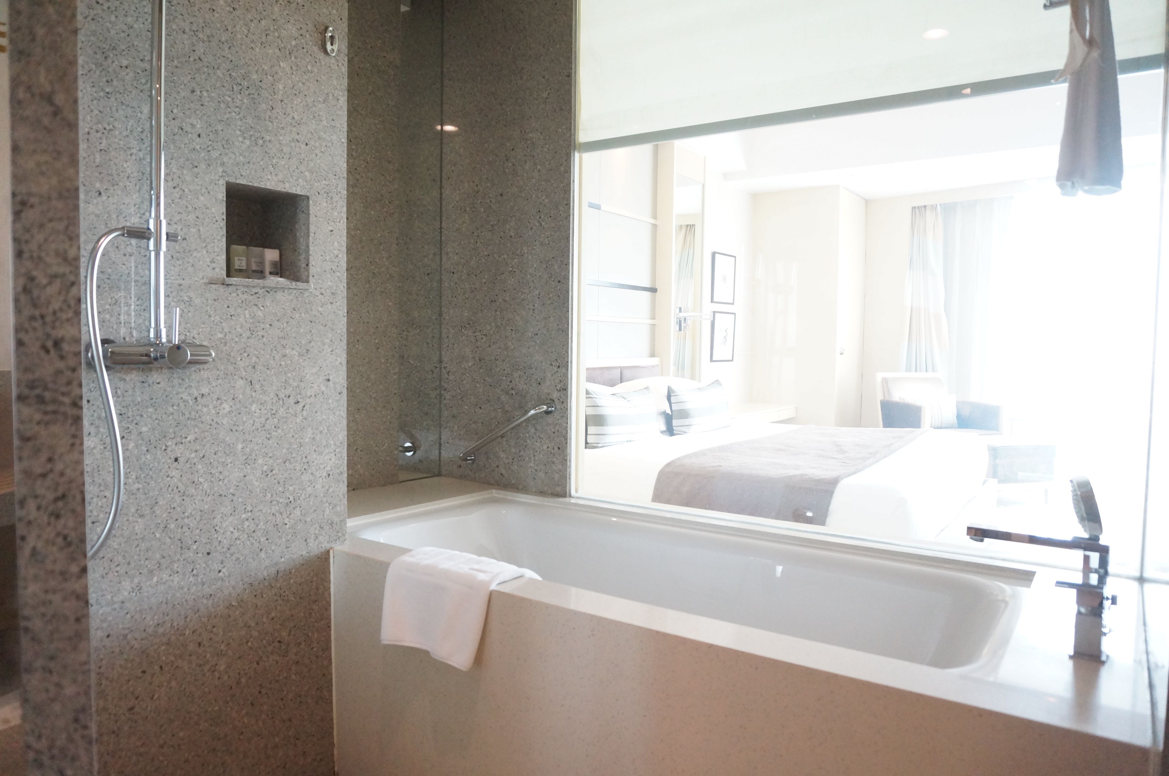 executive business room | deep-soaking bathtub
