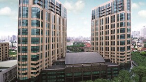A modern high-rise building with multiple floors and a central courtyard. - Hengshan Garden Hotel (Shanghai)