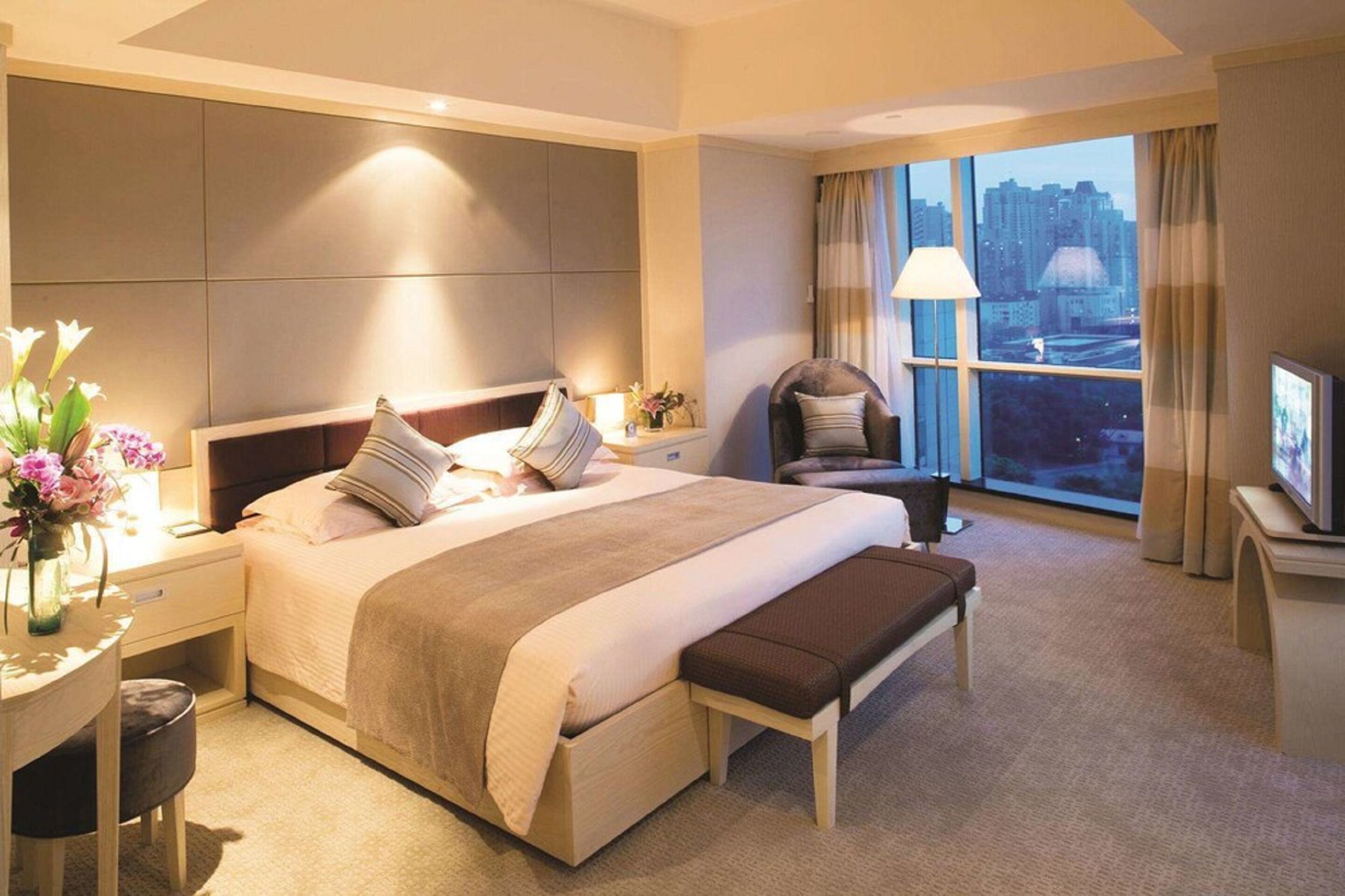 行政豪华房 | 迷你吧、房內夾萬、書桌、遮光窗簾/窗簾