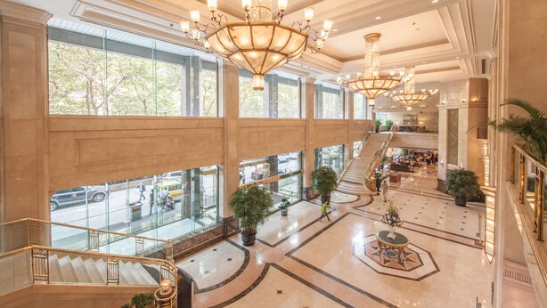 A spacious lobby with high ceilings, large chandeliers, and a central staircase. - Hengshan Garden Hotel (Shanghai)