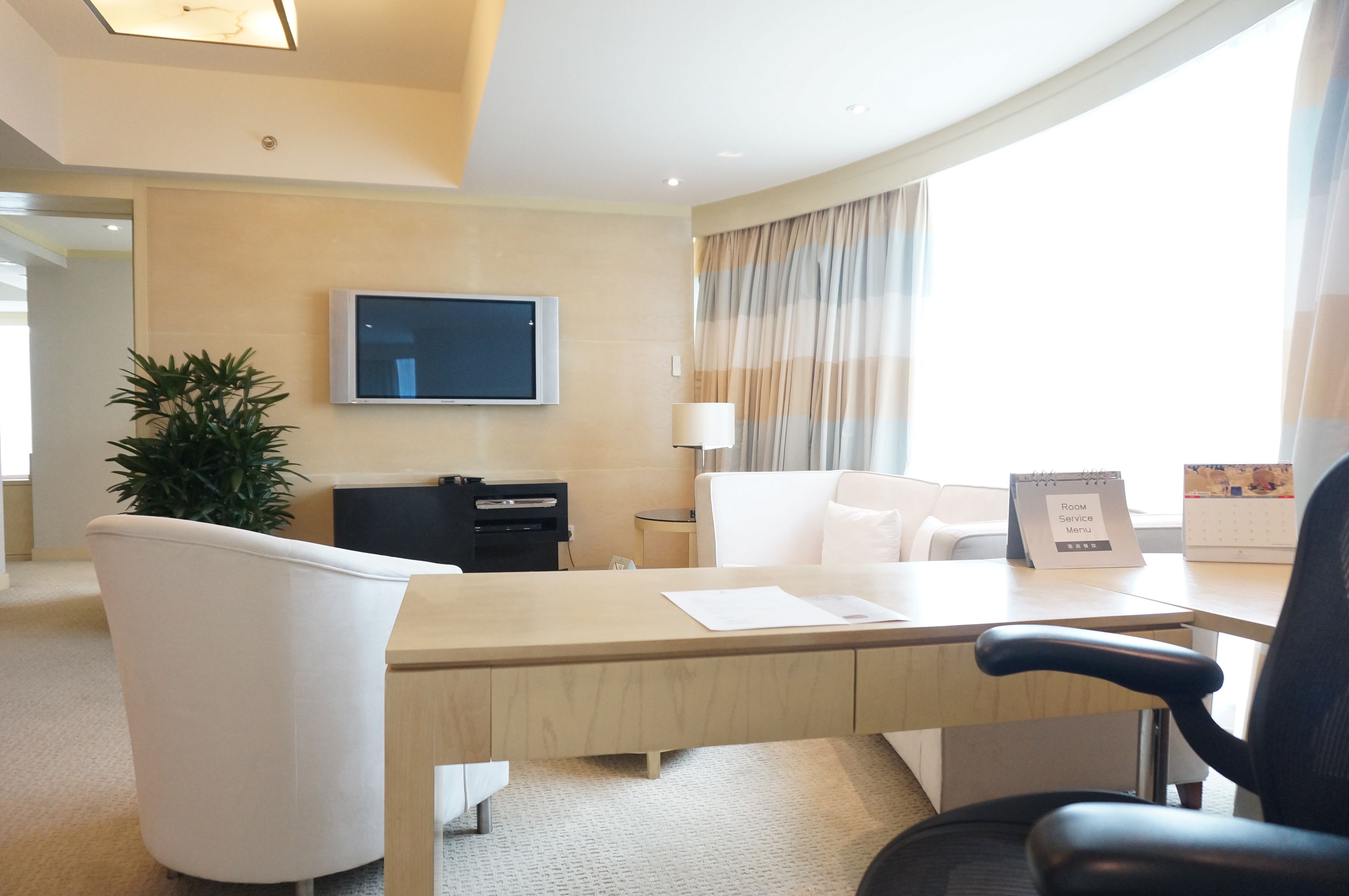 executive deluxe suite | living area | flat-screen tv