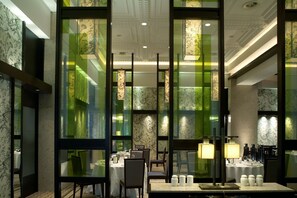 4 restaurants, breakfast served