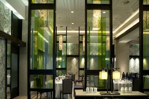 4 restaurants, breakfast served