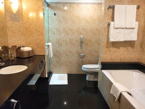 Separate bathtub and shower, deep-soaking bathtub, rainfall showerhead - Hainan Junhua Haiyi Hotel (Haikou)