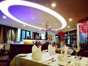 3 restaurants; breakfast, lunch and dinner served  - Hainan Junhua Haiyi Hotel (Haikou)