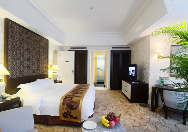 Premium bedding, down duvets, minibar, in-room safe - Hainan Junhua Haiyi Hotel (Haikou)