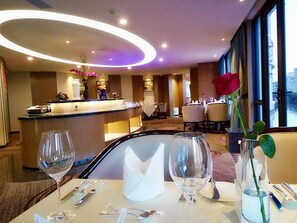 3 restaurants, breakfast served