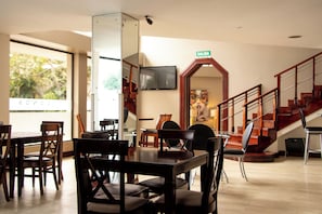 Phục vụ bữa sáng, bữa trưa, bữa tối, món ăn mang phong cách quốc tế