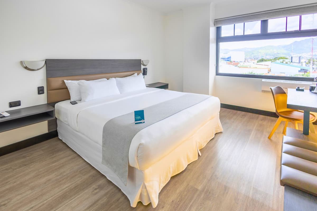 Chambre (Executives & Travelers) | Literie de qualité, couette en duvet, coffre-fort, bureau