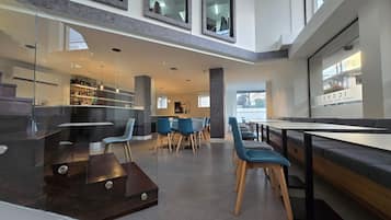 Breakfast, lunch, dinner served; international cuisine