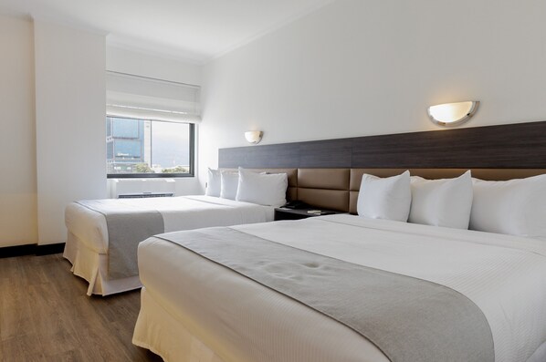 Kamar (Executives & Travelers) | Seprai premium, selimut bulu angsa, brankas, dan meja kerja
