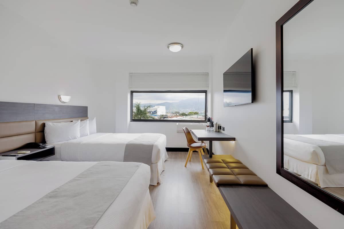 Chambre (Executives & Travelers) | Literie de qualité, couette en duvet, coffre-fort, bureau