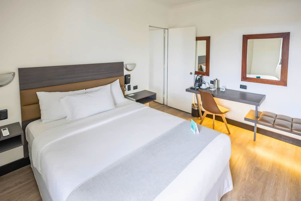 Family Suite | Literie de qualité, couette en duvet, coffre-fort, bureau