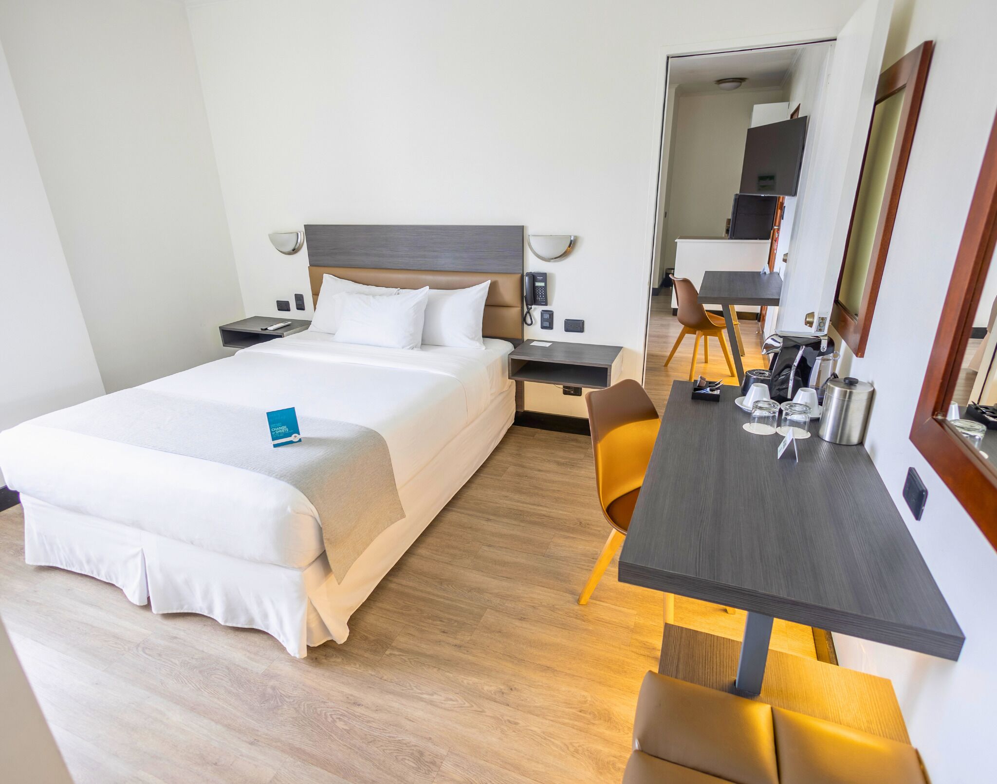 Literie de qualité, couette en duvet, coffre-fort, bureau