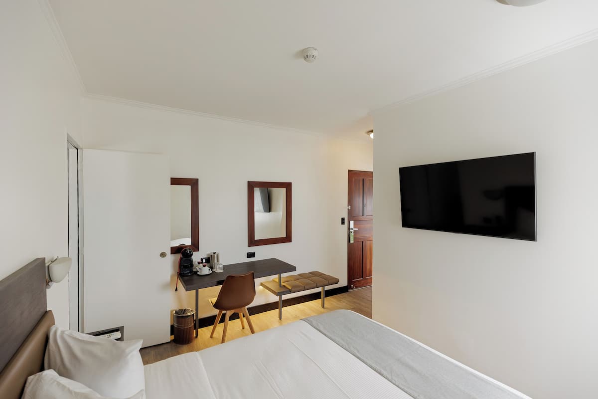 Literie de qualité, couette en duvet, coffre-fort, bureau