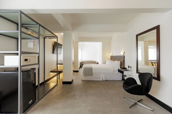 Premium suite | Luxe beddengoed, donsdekens, een kluis op de kamer, een bureau