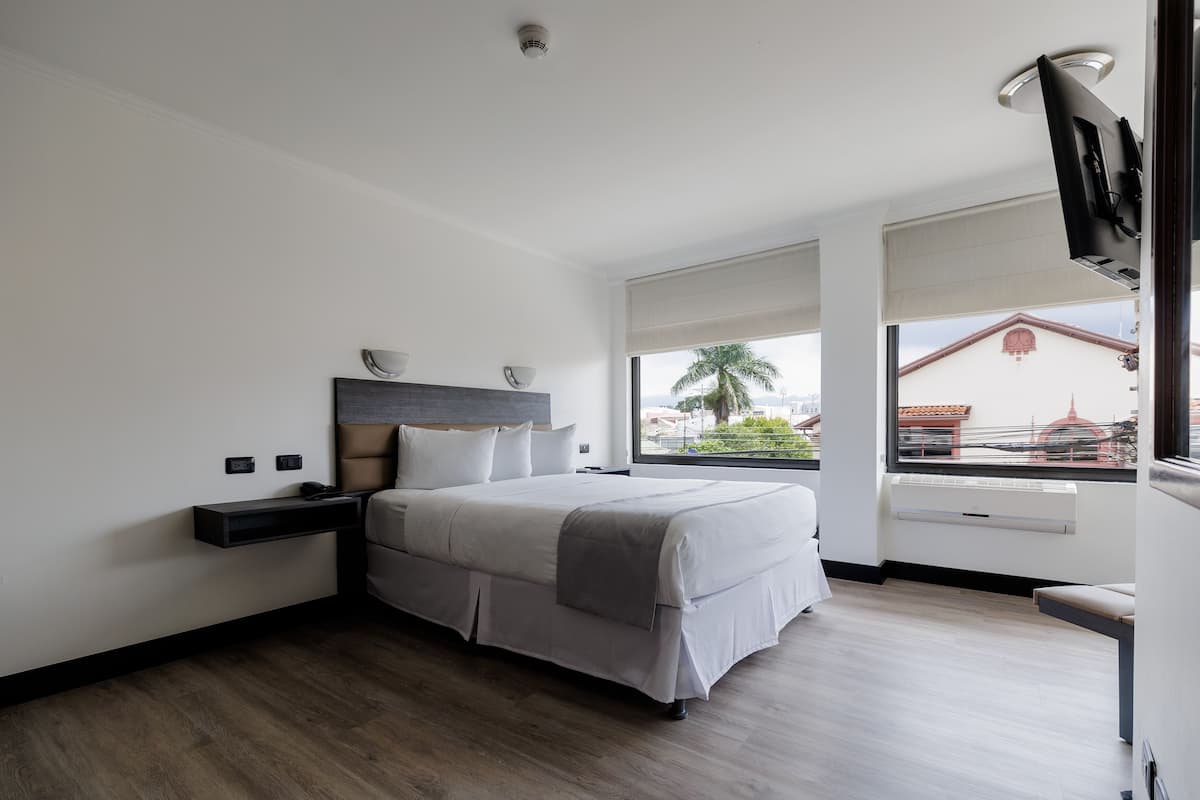 Accessible Rooms | Premium bedding, down comforters, in-room safe, desk