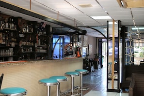 Bar (on property) - San Remo Hotel (Larnaca)