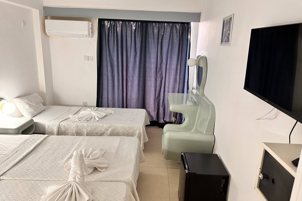 basic triple room | desk, free wifi, bed sheets