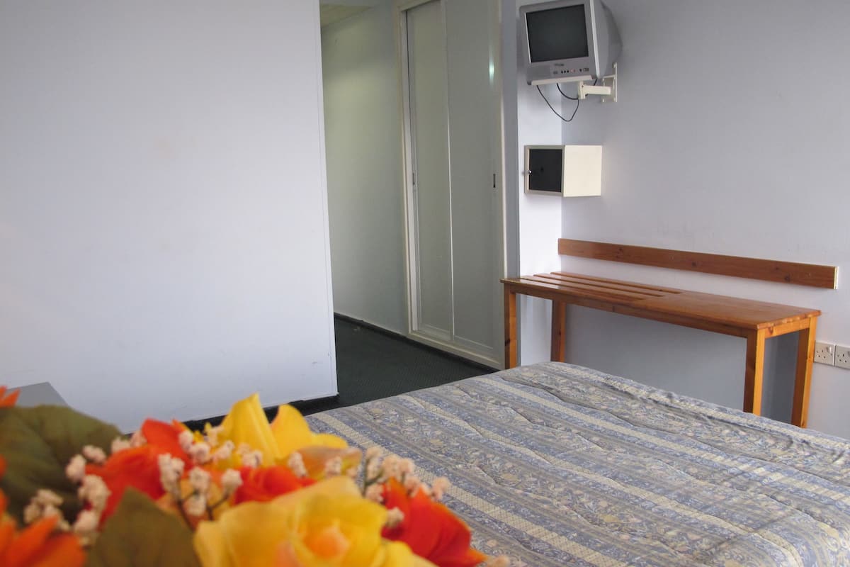 desk, free wifi, bed sheets