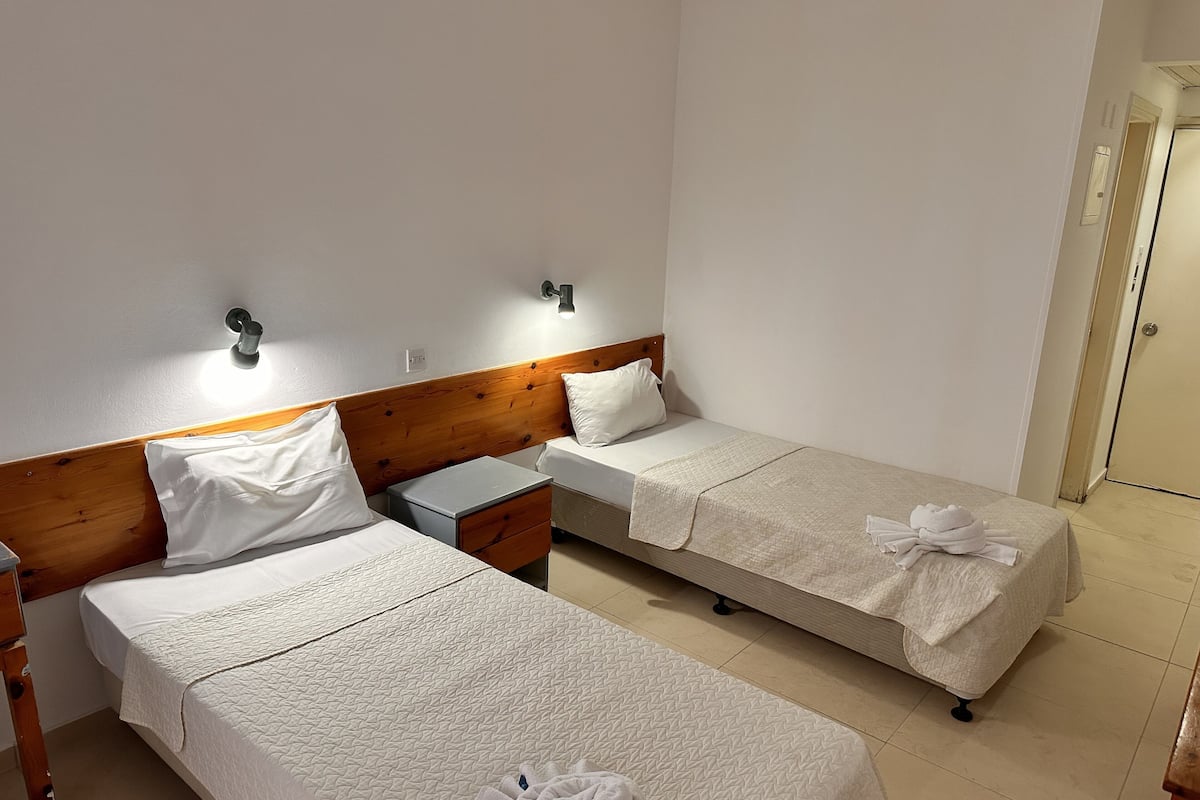 basic twin room | desk, free wifi, bed sheets