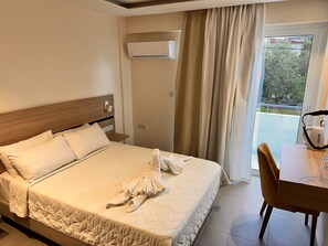 Habitación doble Deluxe | Escritorio, wifi gratis y ropa de cama 